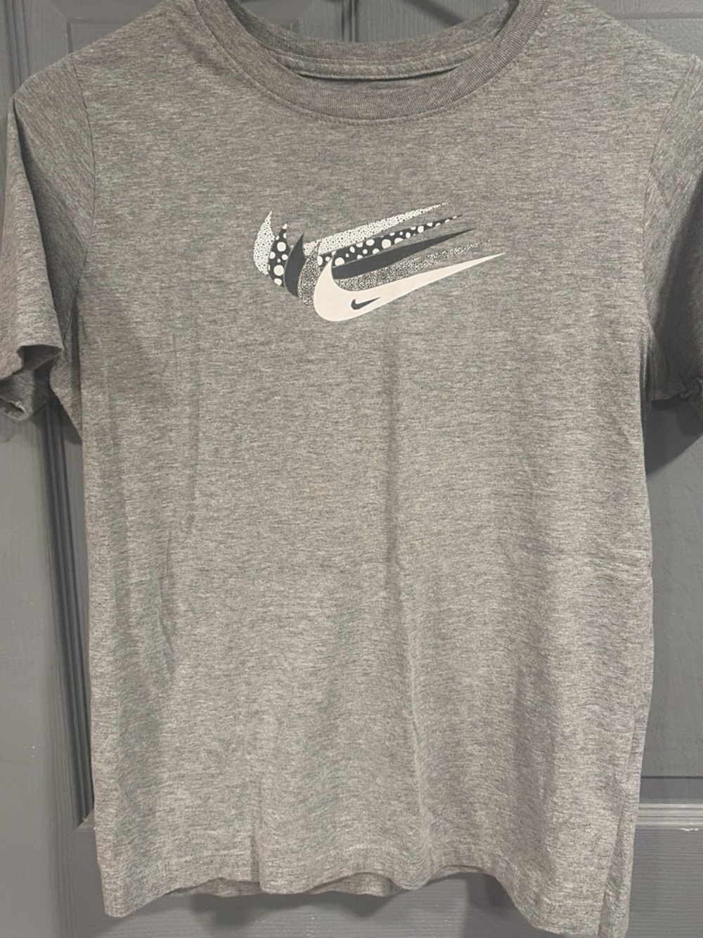 Nike Men’s Heather Gray Graphic Swoosh Tee